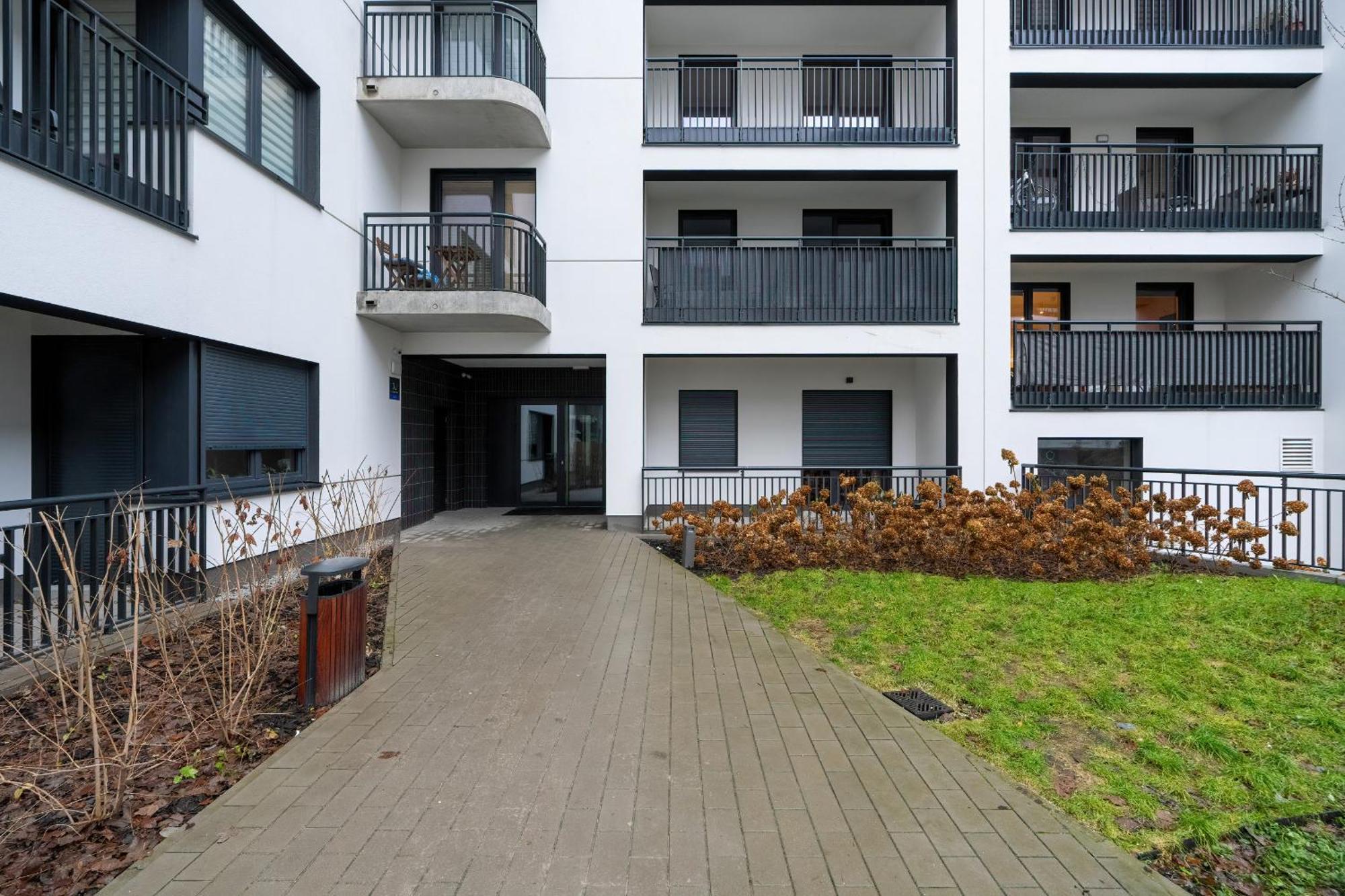 Cozy With Balcony And Free Garage By Renters Apartment